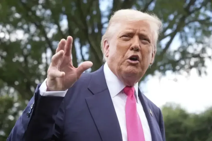 "Go f*** yourself, buddy": Trump swore and showed the middle finger to a Ford factory worker