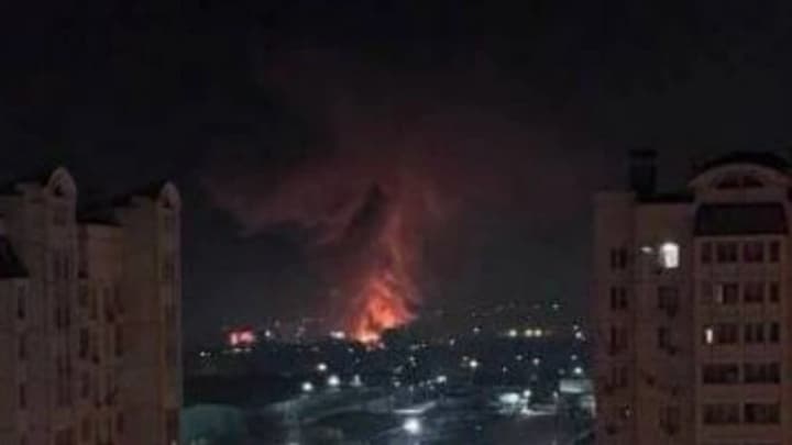 російський ростов атаковано дронами: під атакою резервуари нафтопродуктів, місцева ППО уразила житлові будинки - ЗМІ