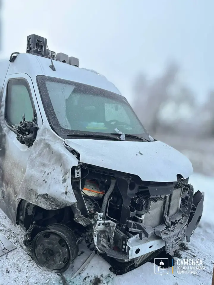 Окупанти прицільно атакували цивільний евакуаційний автомобіль на Сумщині: є травмовані
