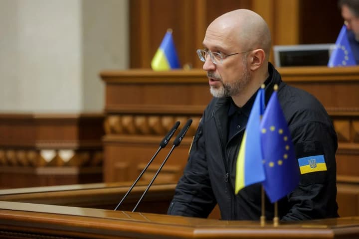 Шмыгаль заявил, что работает в куртке в своем кабинете из-за холода