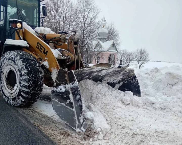 Основні магістралі попри зимову погоду проїзні: де очікувати засніжених доріг