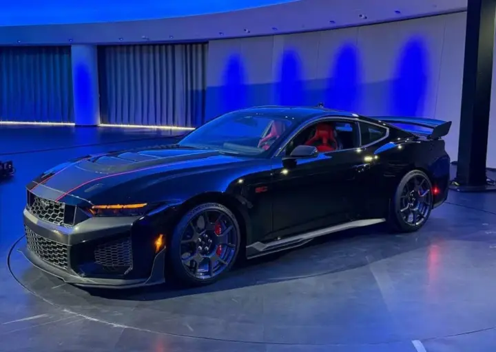 Ford презентував новий Mustang Dark Horse SC: чому компанія відмовилася від легендарної назви Shelby