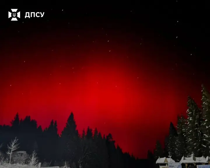 Полярне сяйво над Карпатами: прикордонники зафіксували рідкісне явище