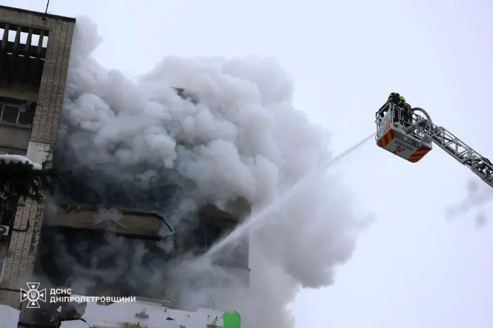 У Дніпрі після ворожого удару частково зруйнована 16-поверхівка, кількість поранених зросла до 14