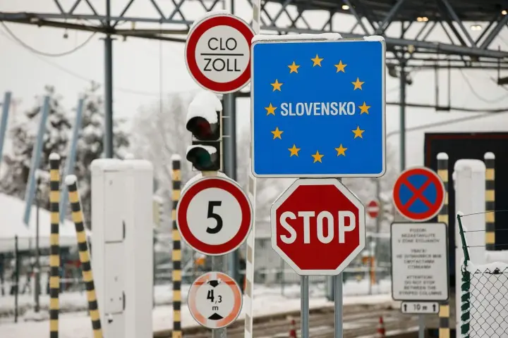 Хотів прорвати кордон і мало не збив прикордонника: водій автобуса "Кошице-Свалява" залишив пасажирів і побіг у Словаччину