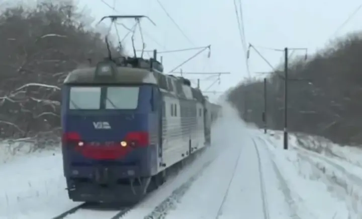 Аномальна погода паралізувала рух поїздів по всій країні: в Укрзалізниці повідомили про затримку незки рейсів