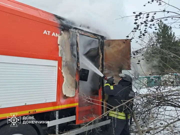 Российский дрон атаковал спасателей во время тушения пожара в Славянске