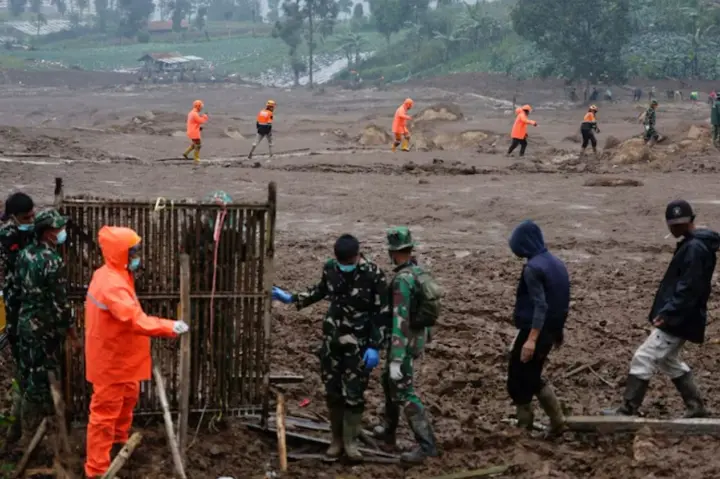 Кількість жертв зсуву ґрунту в Індонезії зросла до 34 осіб, рятувальна операція ускладнюється сильними зливами