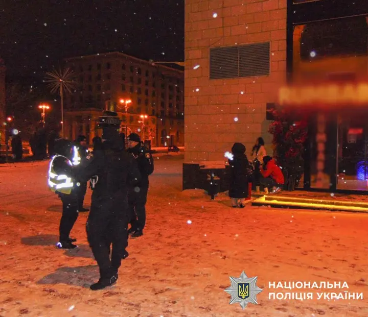 На столичному Хрещатику сталася бійка між двома компаніями: троє чоловіків отримали підозру