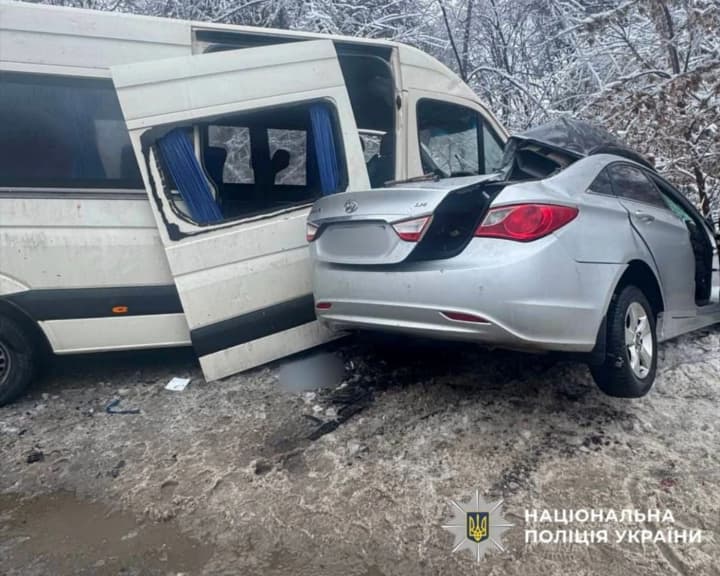 Маршрутка зіткнулася з легковиком на Київщині: двоє загиблих, семеро постраждалих