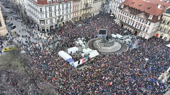 Political blackmail scandal: thousands in Prague rally in support of the Czech president