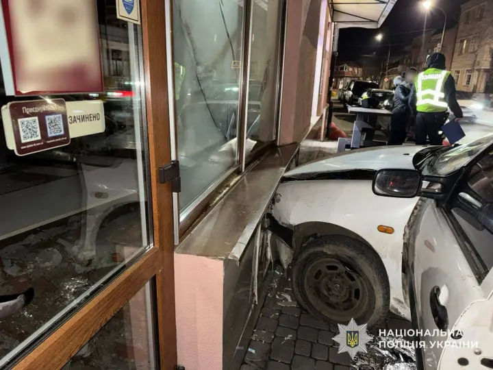 In Uzhhorod, an 85-year-old driver died at the wheel after crashing into a car and a pharmacy