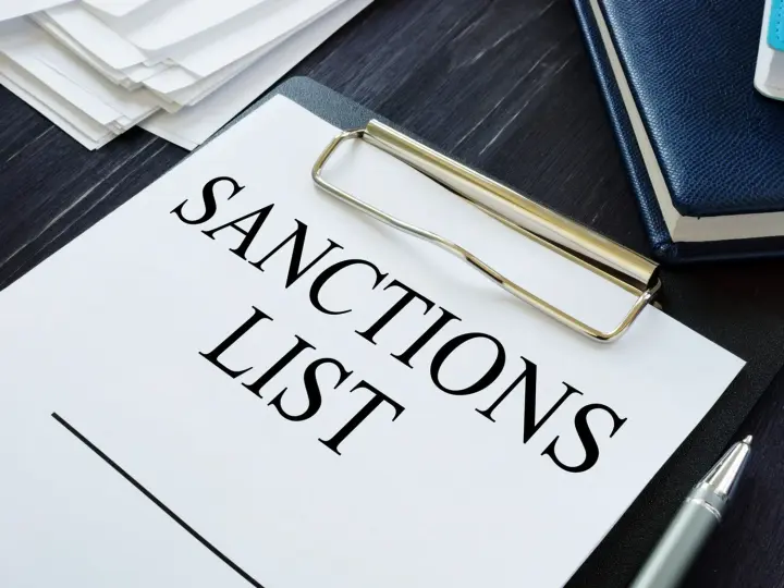 Украина продлила санкции против Фирташа и Козака