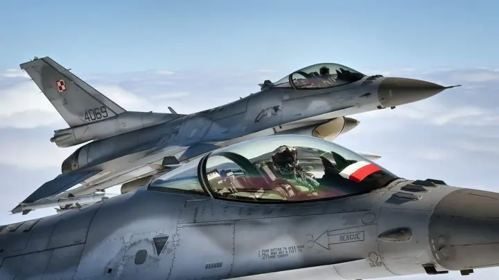 Польша подняла авиацию и привела ПВО в готовность из-за массированной атаки РФ на Украину