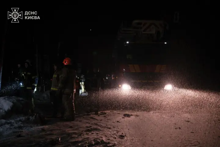 Нічна атака на Київ: троє постраждалих та значні руйнування у п’яти районах столиці