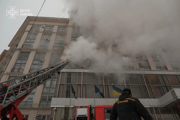 Пів сотні людей з дитиною евакуювали з готелю на столичному Хрещатику через пожежу: вогонь загасили