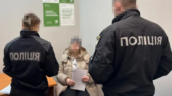 Во Львове женщина открыла стрельбу по военным ТЦК и полицейским: поврежден микроавтобус