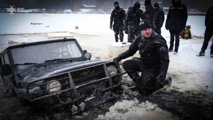 На Київському водосховищі під час дрифту під лід провалився автомобіль: одна людина загинула, ще одну шукають