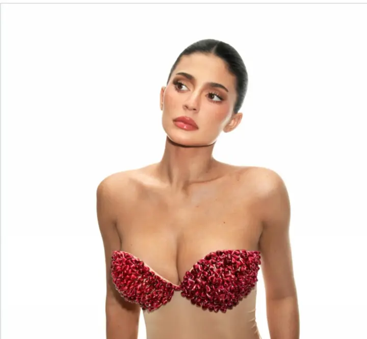 Кайли Дженнер поразила всех: бюстгальтер из гранатовых зерен в новой фотосессии