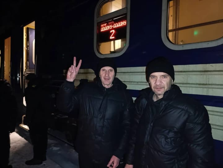 Укрзалізниця показала повернення116 звільнених з полону українців додому