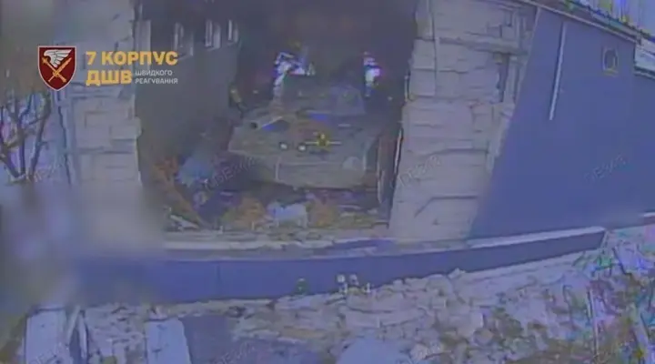 Украинские военные уничтожили САУ "Нона-С" российских десантников в Покровске