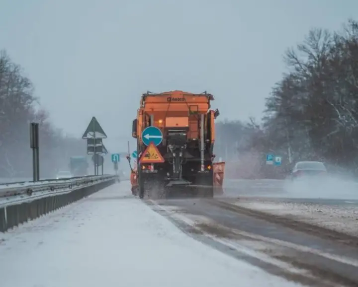 Основні дороги в Україні проїзні, але місцями ожеледиця - дорожники