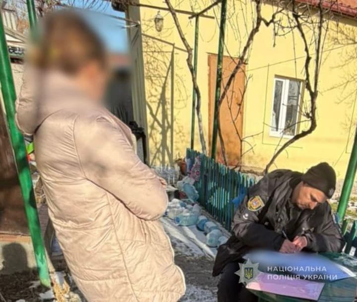 В Одесі двох котів прив'язали повідками до автівок, відкрито провадження - поліція