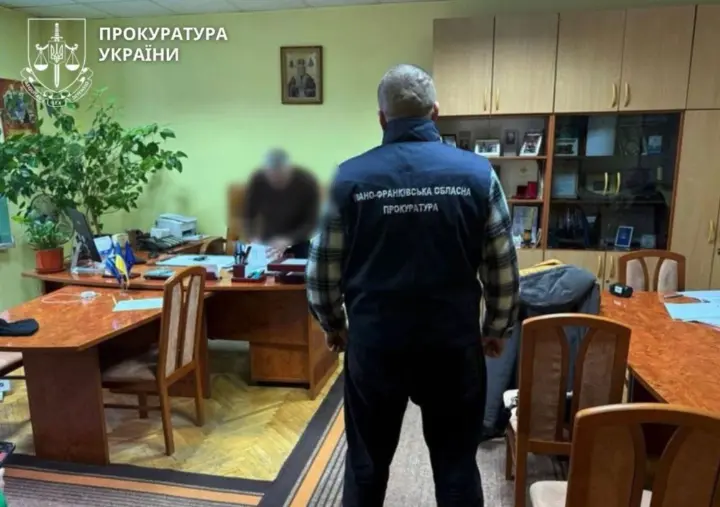 В Ивано-Франковской области чиновники Укрзализныци и ГСЧС торговали должностями с "бронью"