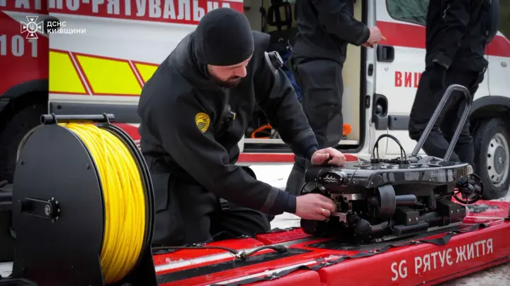 На Київщині тиждень тривають пошуки водія, що провалився під кригу під час дрифту - ДСНС