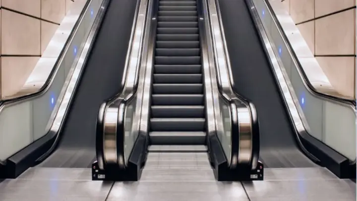 У торговому центрі Харкова чоловік зірвався з непрацюючого ескалатора