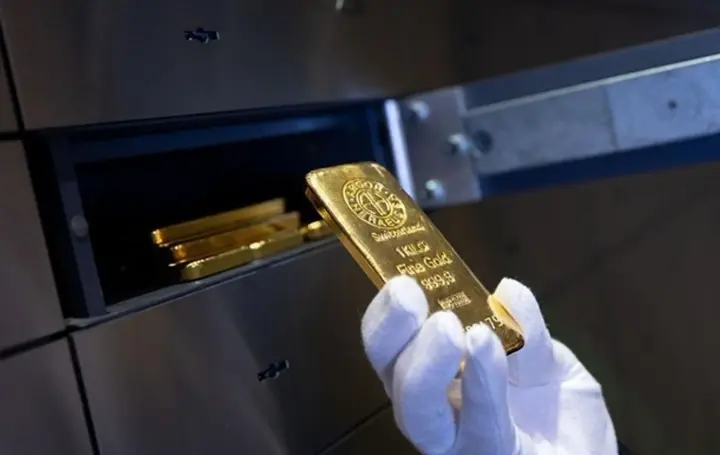 Global gold prices fell due to a stronger dollar and low activity in Asian markets