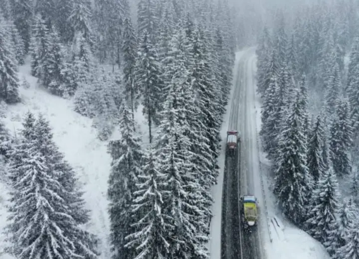 Рух на двох трасах обмежено на тлі негоди - дорожники