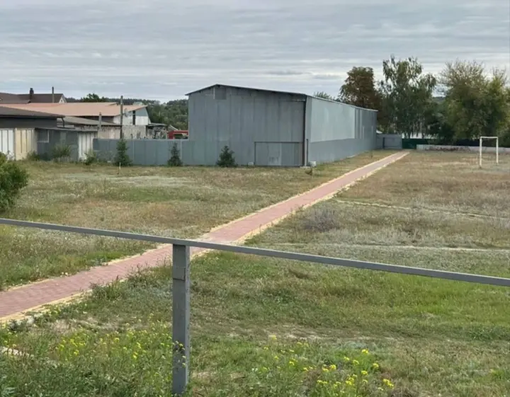 На Київщині чиновники Держгеокадастру погоріли "відрізавши" частину шкільного стадіону для бізнесу 