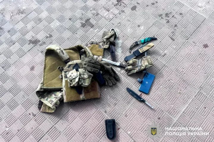 На Рівненщині чоловік кілька разів ударив ножем демобілізованого військового і порізав шини його авто