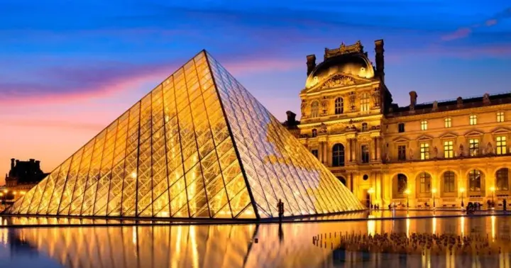 Макрон прийняв відставку директорки Лувру через гучне жовтневе пограбування