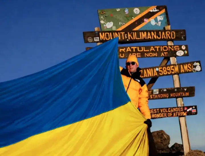 Украинец развернул самый большой национальный флаг на горе Килиманджаро