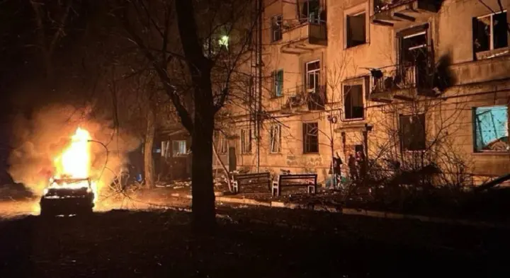 Атака на Запоріжжя: 6 поранених, палає багатоповерхівка та торговельні центри