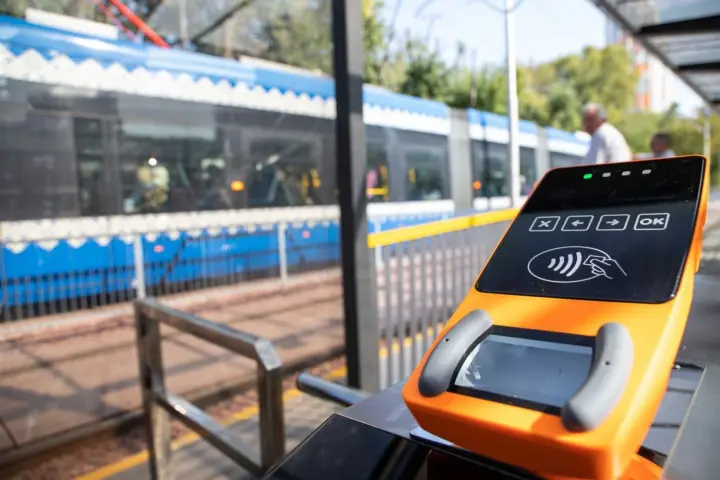 У Києві з середи планують відновити роботу електротранспорту на лівому березі