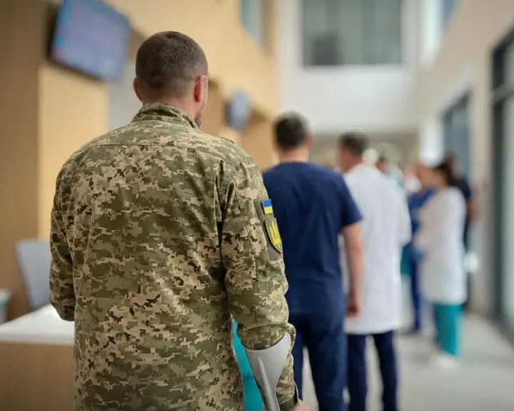 Військовослужбовці отримують 100 тис. гривень під час лікування після поранення - Міноборони