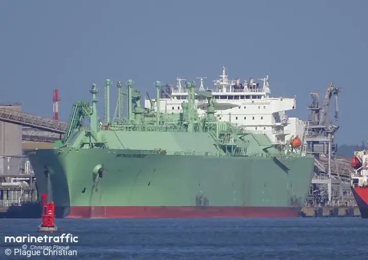 У рф офіційно підтвердили ураження свого СПГ-танкера у Середземному морі