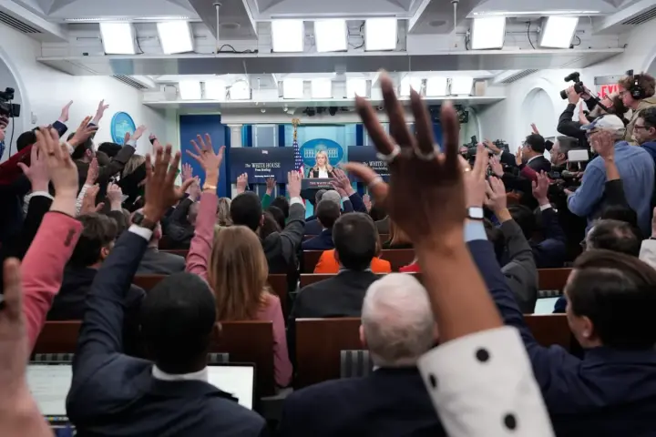 В Белом доме раскритиковали "бесплатную" передачу оружия Украине, но заверили - боеприпасов для войны с Ираном хватит