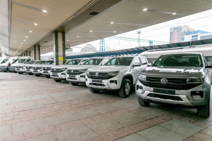 Германия передала Укрзализныце первые 13 автомобилей для восстановления инфраструктуры