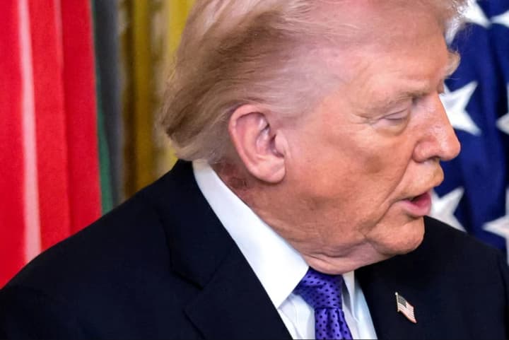 Белый дом объяснил появление сыпи на шее Трампа использованием профилактического крема