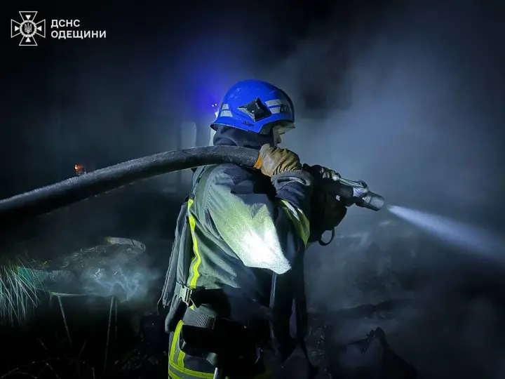 Ворожий дрон вразив іноземне цивільне судно під час виходу з порту Чорноморська, є постраждалі - ОВА