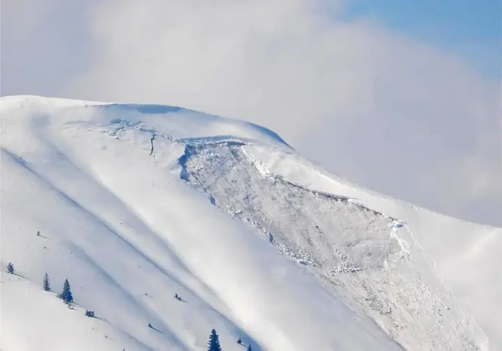 Через відлигу на високогір'ї Карпат очікується помірна сніголавинна небезпека - ДСНС