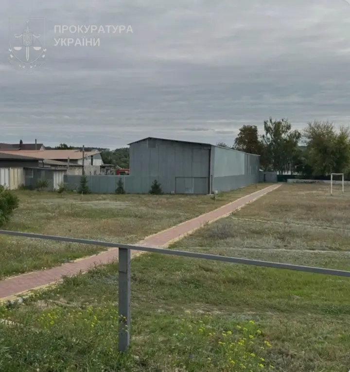 Суд визначив заставу та відсторонив від посади фігурантів справи про незаконне привласнення шкільного стадіону на Київщині