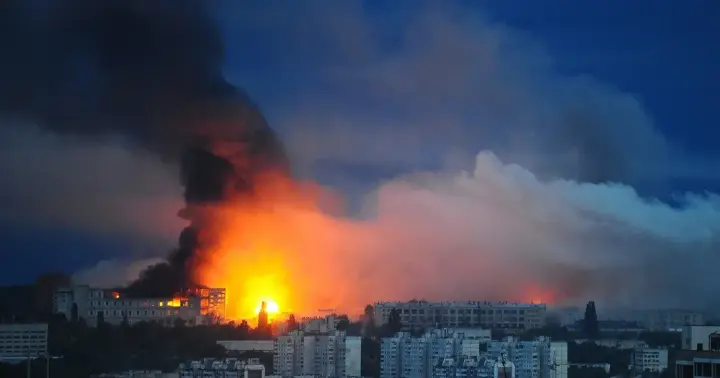 росіяни поцілили балістичною ракетою у багатоповерхівку в Харкові, під завалами можуть бути люди – мер