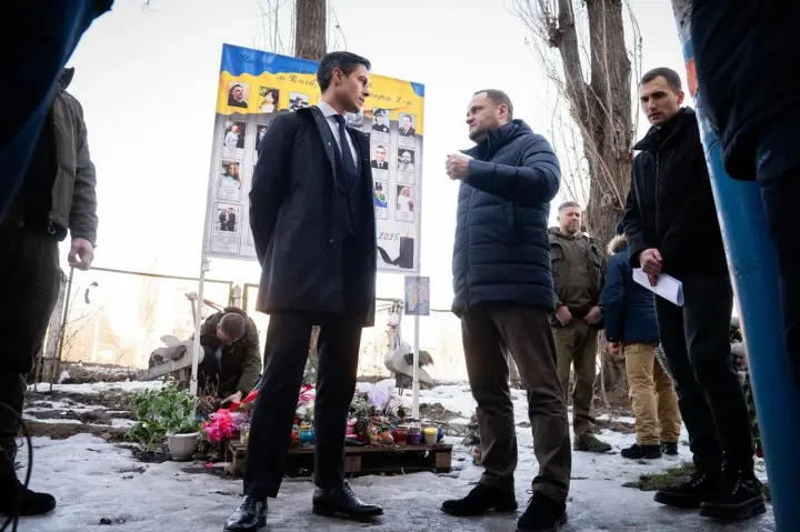 New Dutch Prime Minister Rob Jetten visited a destroyed high-rise building in Kyiv