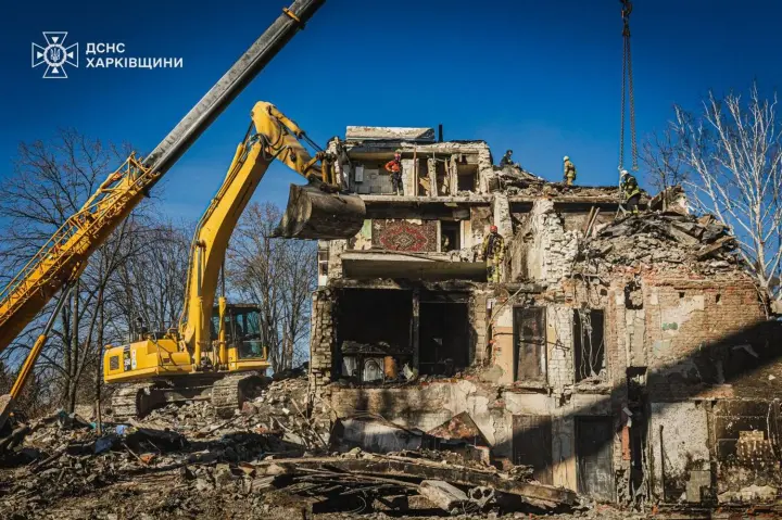 Рятувальники завершили розбір завалів зруйнованої російською ракетою п’ятиповерхівки у Харкові