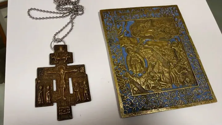 Митники передали до музею старовинні ікони та хрест, які намагалися вивезти з України